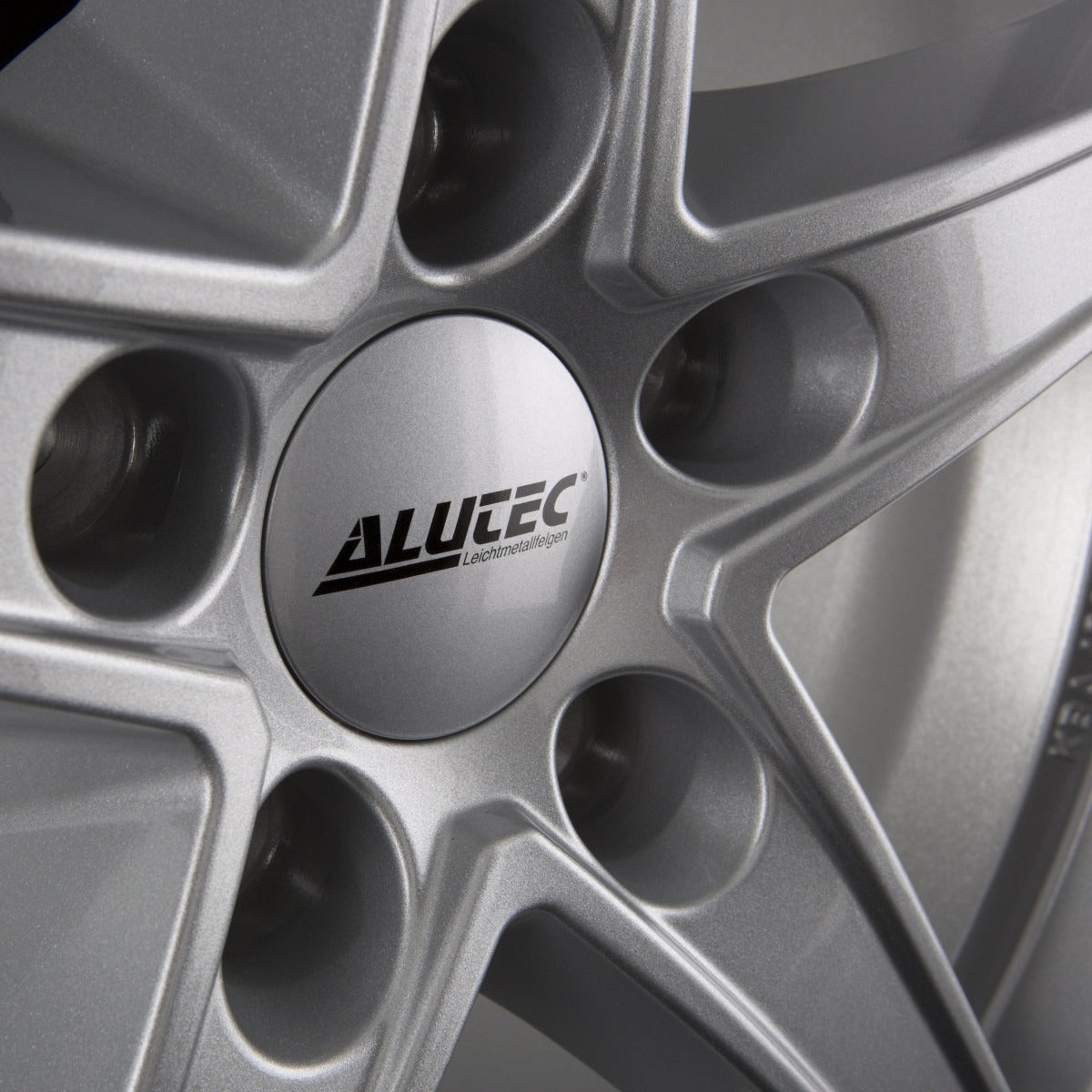 Alutec Raptr Polar-Silber Alufelge 6.5x16 Zoll ET33 LK 5x114.3 ML67.1 – Bild 4