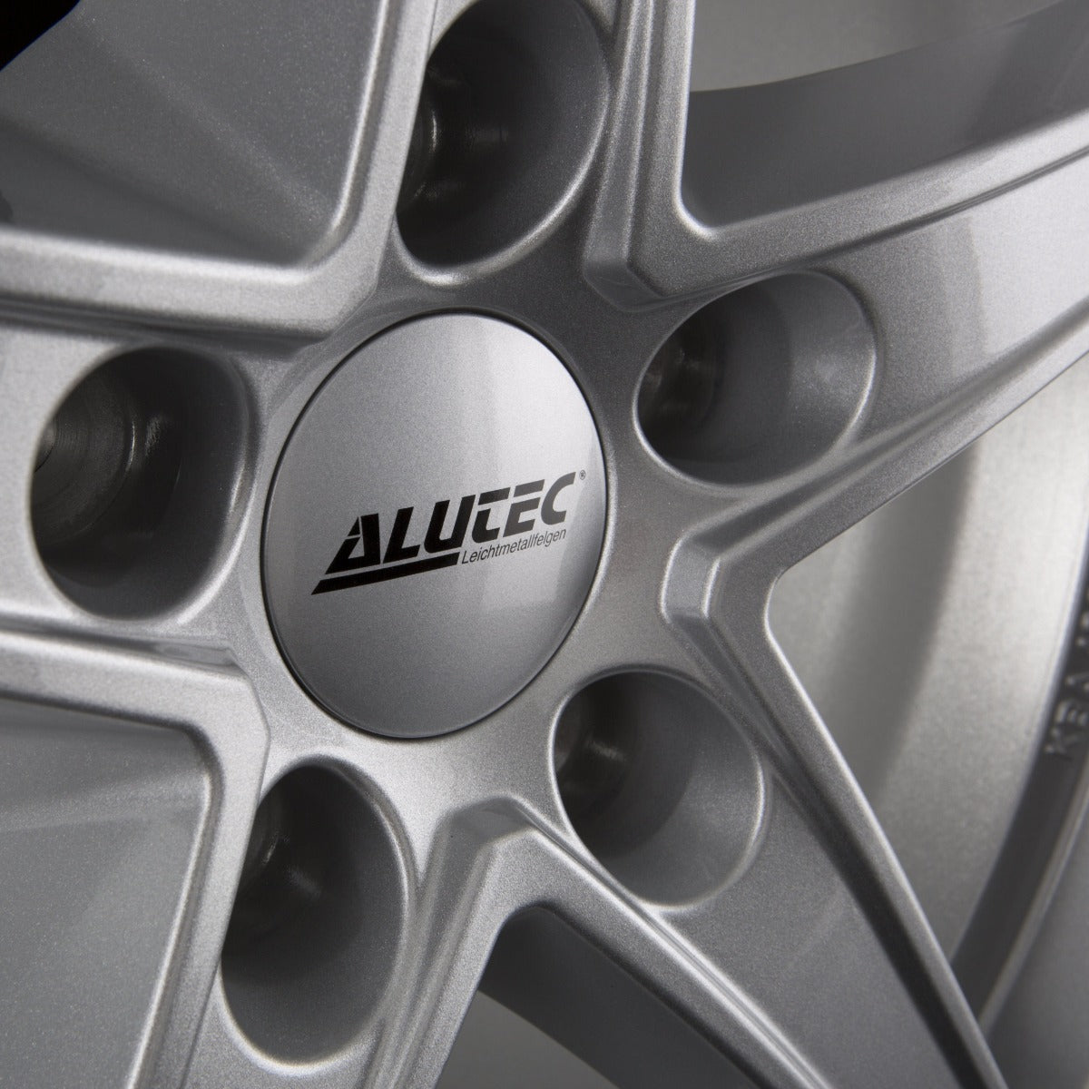 Alutec Raptr Polar-Silber Alufelge 7.5x18 Zoll ET55 LK 5x114.3 ML67.1 – Bild 4