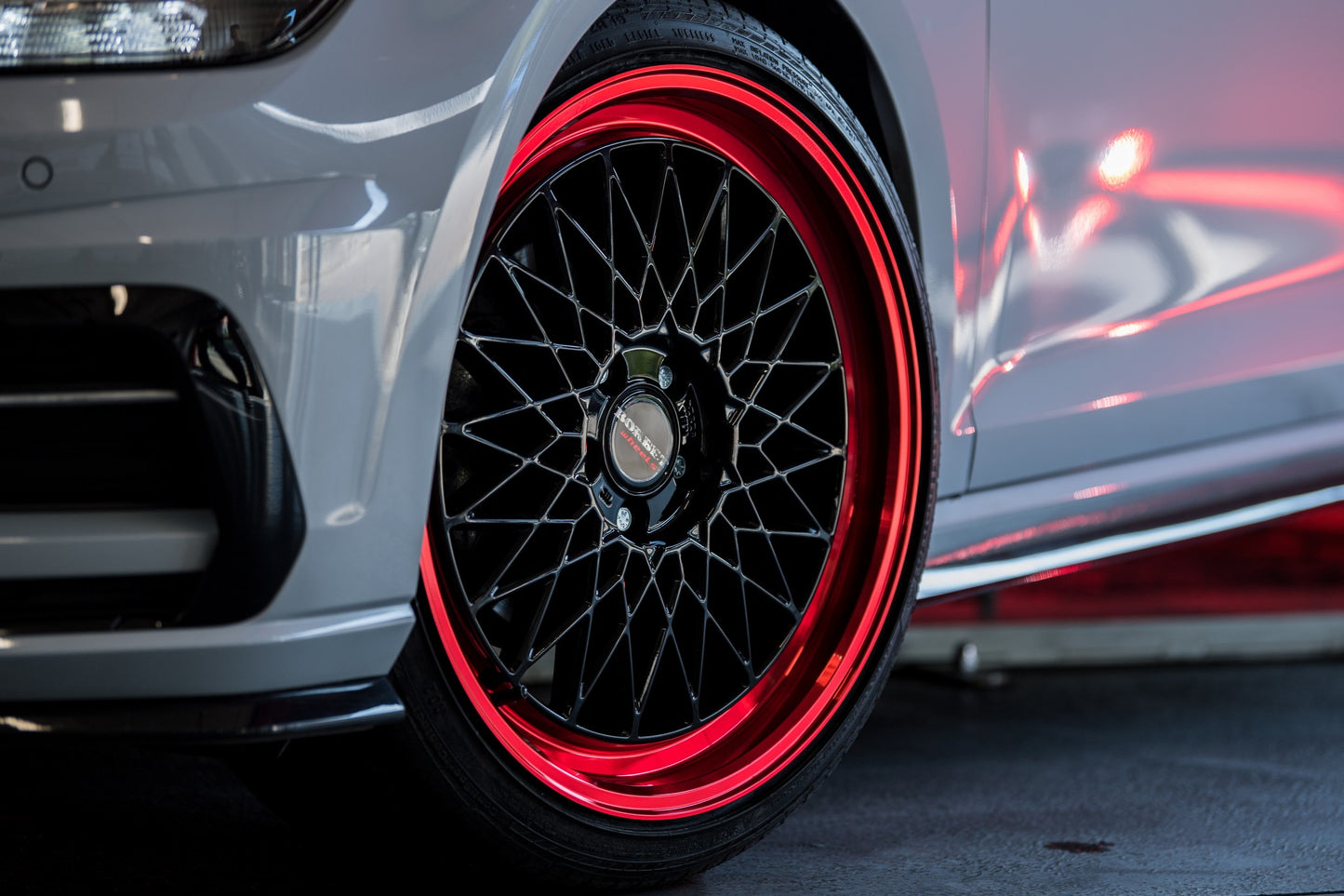 Borbet B black rim red 7x17 ET30 - LK4/100 ML64