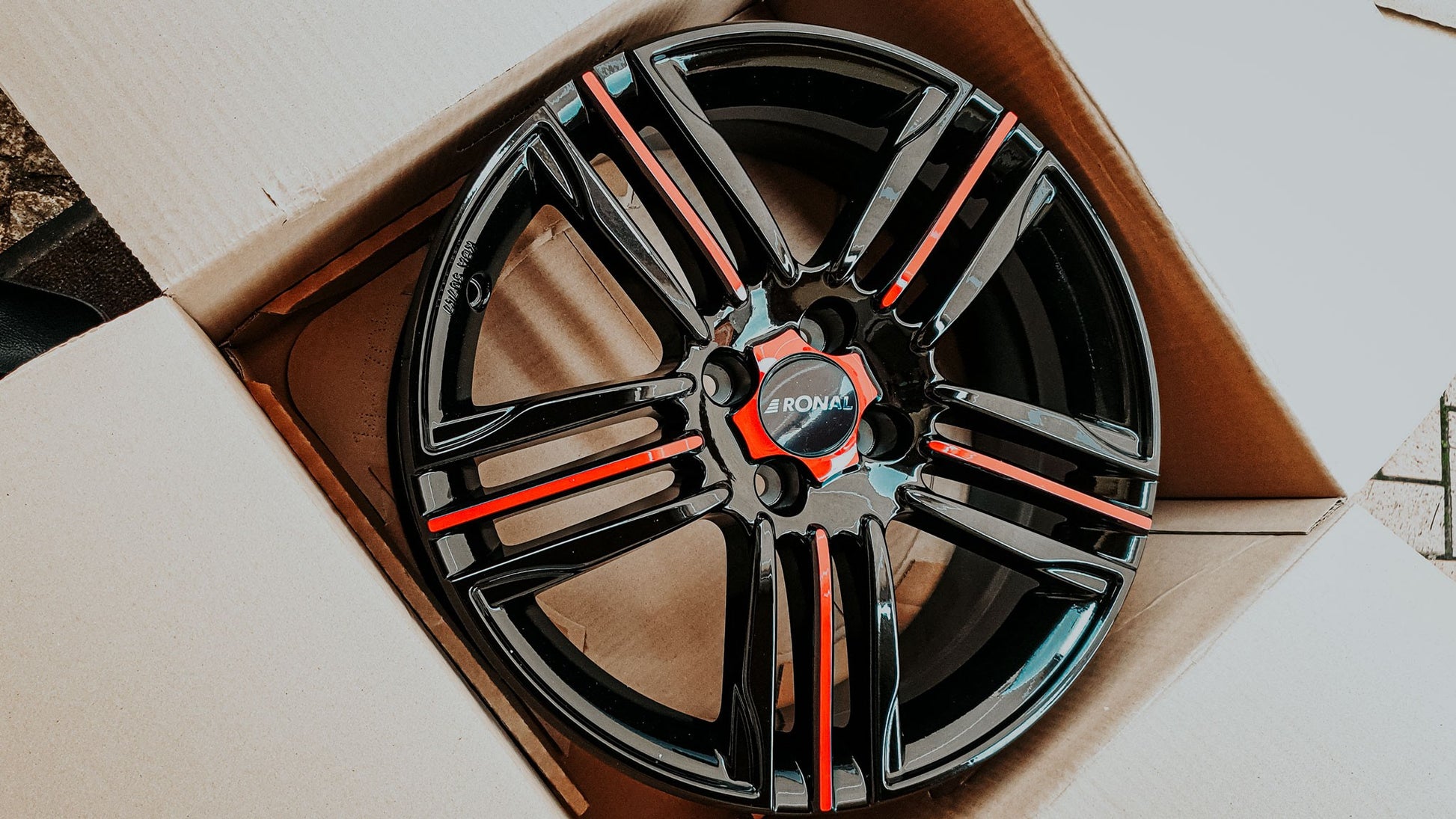 Ronal R57 jetblack-red spoke Alufelge – Bild 3