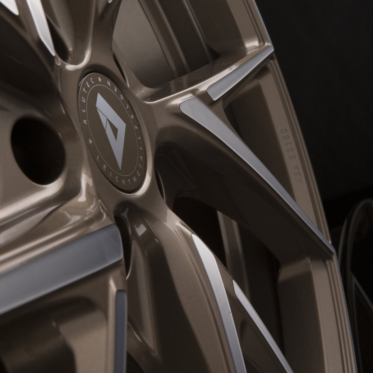 Alutec ADX.01 Metallic-Bronze Frontpoliert Alufelge 8.5x19 Zoll ET48 LK 5x108 ML70.1 – Bild 3