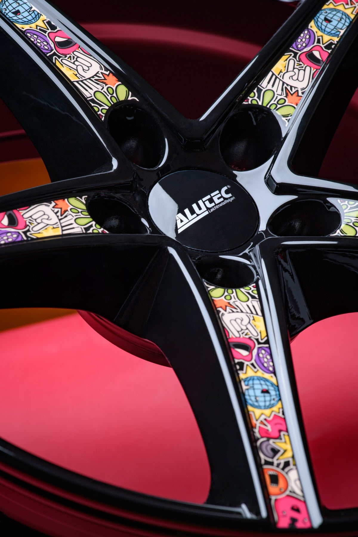Alutec Raptr diamant-schwarz mit Stickerbomb Alufelge 8x18 Zoll ET45 LK 5x114.3 ML70.1 – Bild 3