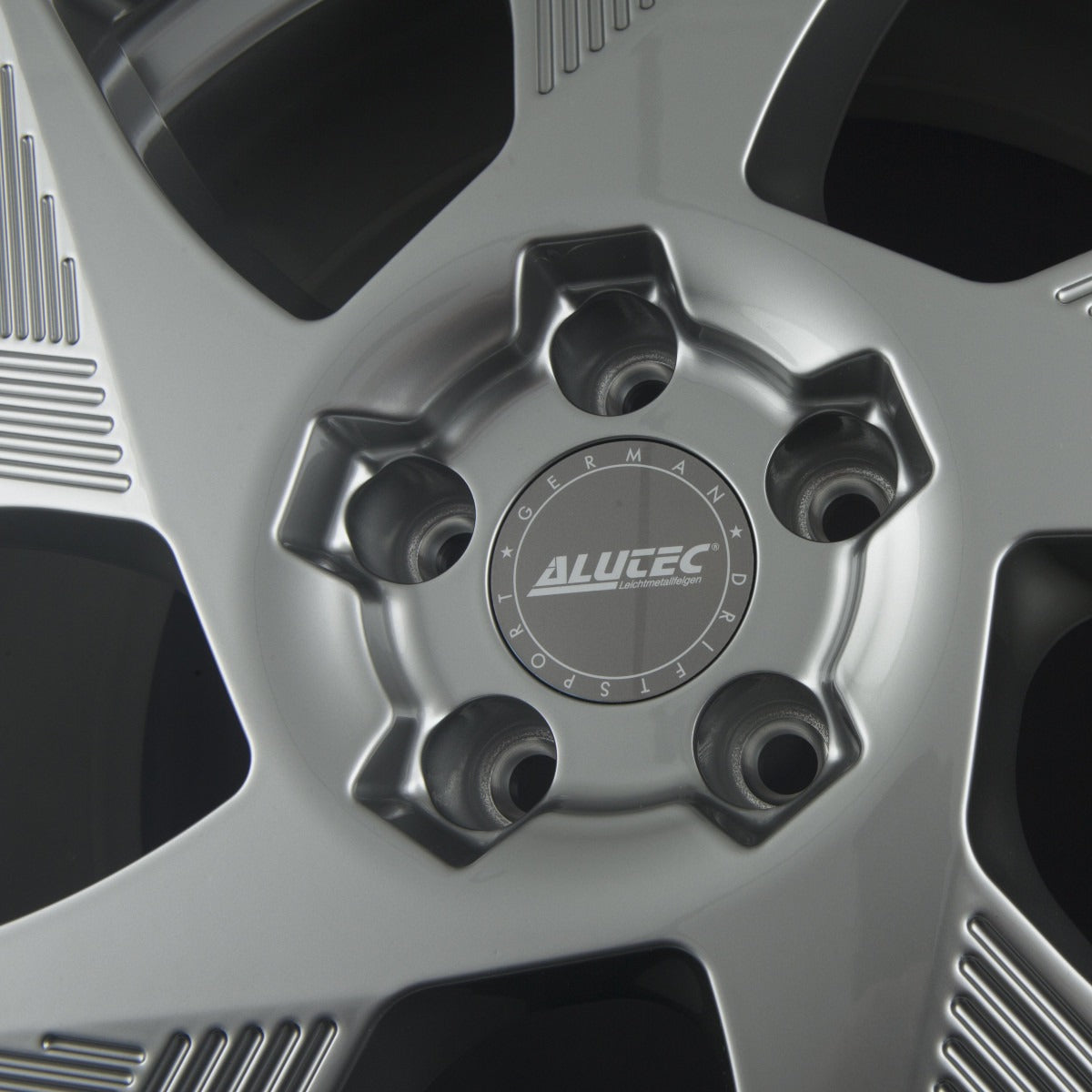 Alutec Solar Metal-Grey Alufelge 8x19 Zoll ET46 LK 5x114.3 ML70.1 – Bild 4