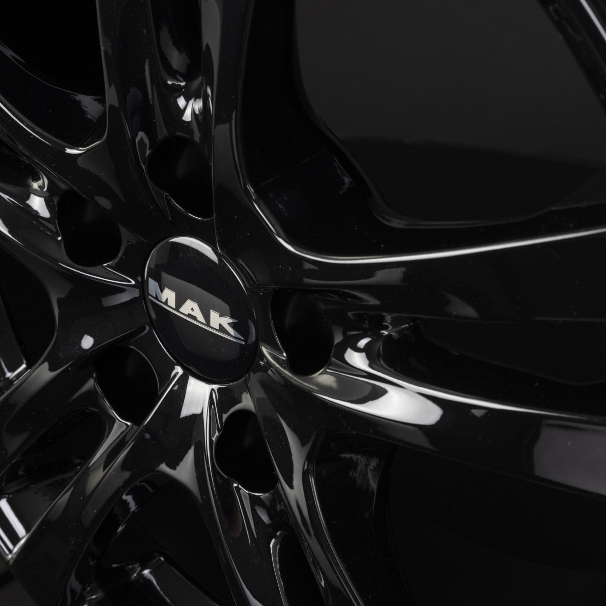 Mak Zenith Gloss Black Alufelge 8x17 Zoll ET50 LK 5x114.3 ML60.1 – Bild 3