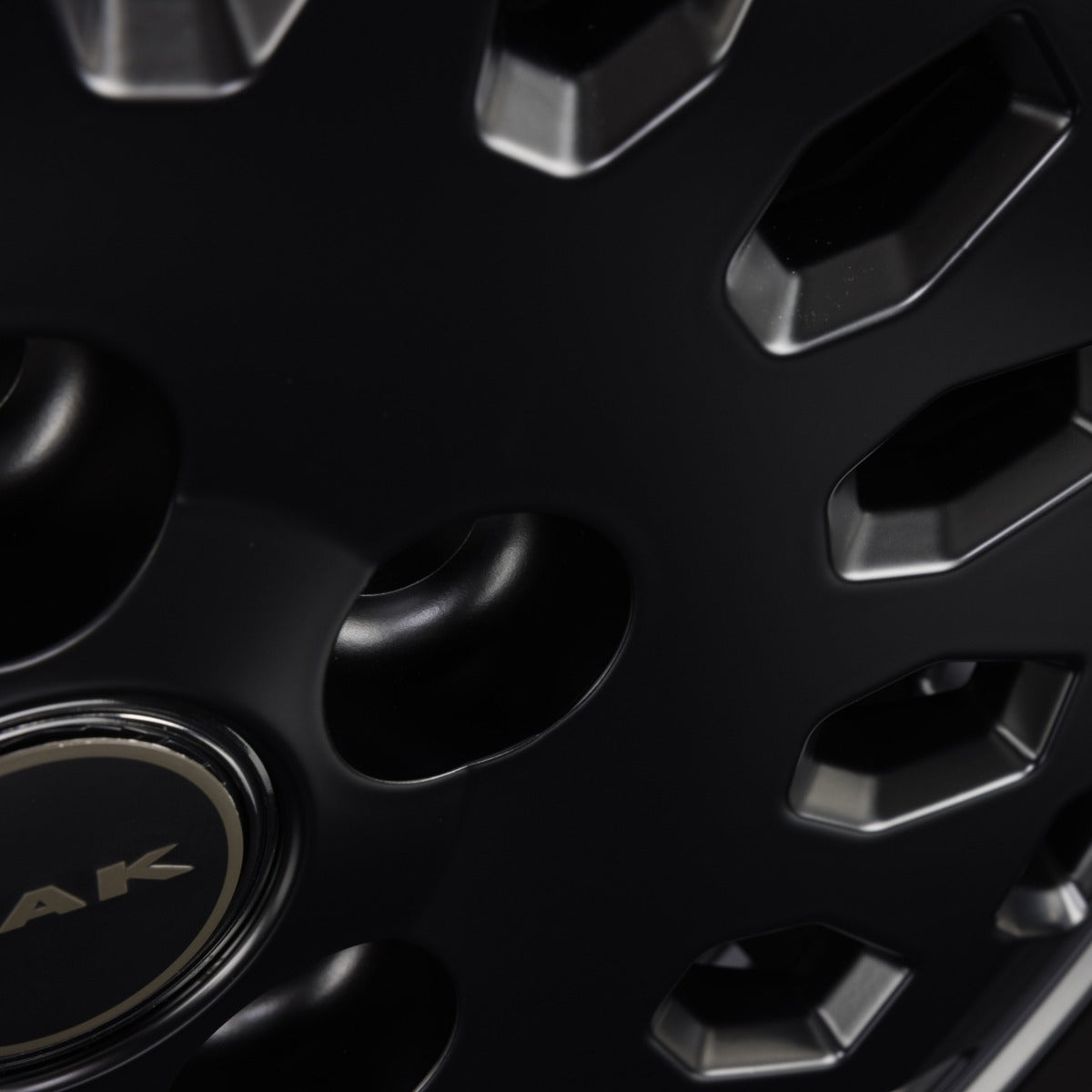 Mak Overland Matt Black Alufelge 8x18 Zoll ET25 LK 6x139.7 ML112 – Bild 4