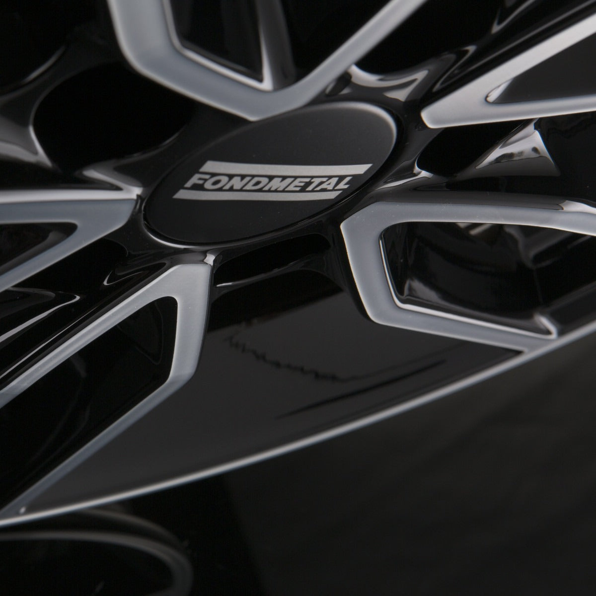 Fondmetal Koros Glossy Black Machined - Diamond Black Alufelge 6.5x16 Zoll ET35 LK 5x114.3 ML66.1 – Bild 4