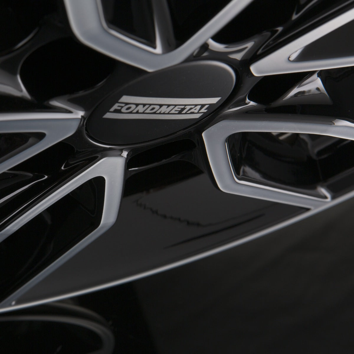 Fondmetal Koros Glossy Black Machined - Diamond Black Alufelge 7x17 Zoll ET40 LK 5x114.3 ML66.1 – Bild 4