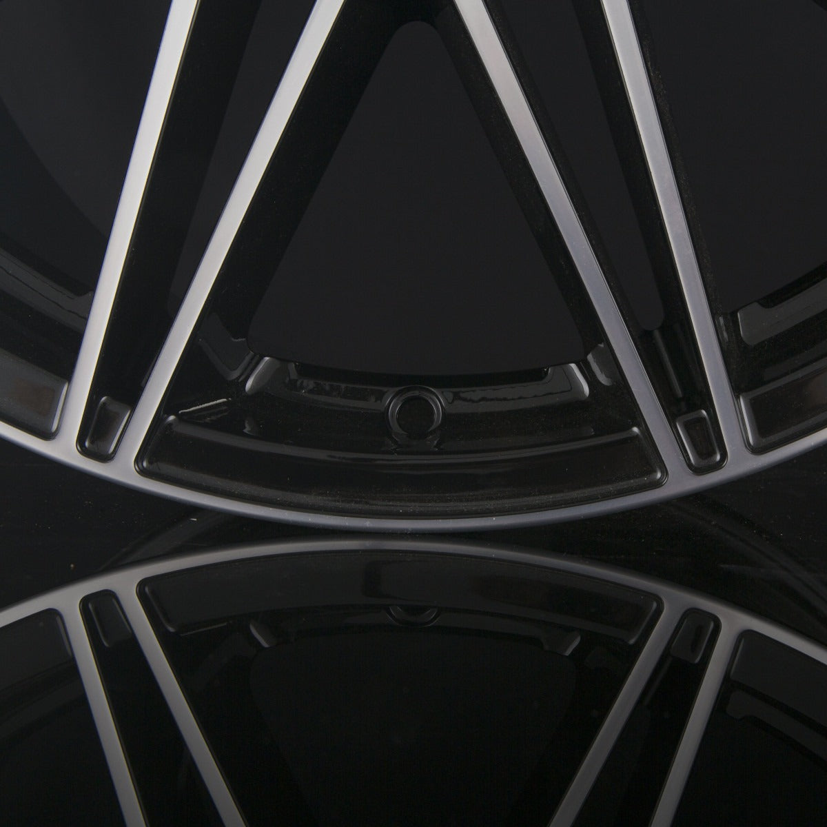 Fondmetal Thoe Glossy Black Machined Alufelge 8x20 Zoll ET26 LK 5x112 ML66.6 – Bild 3