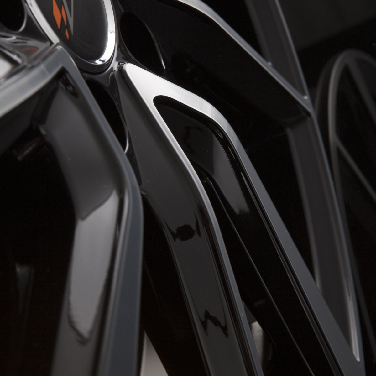 Avus Racing AC-518 Black Polished Alufelge 5.5x15 Zoll ET40 LK 4x100 ML73.1 – Bild 3